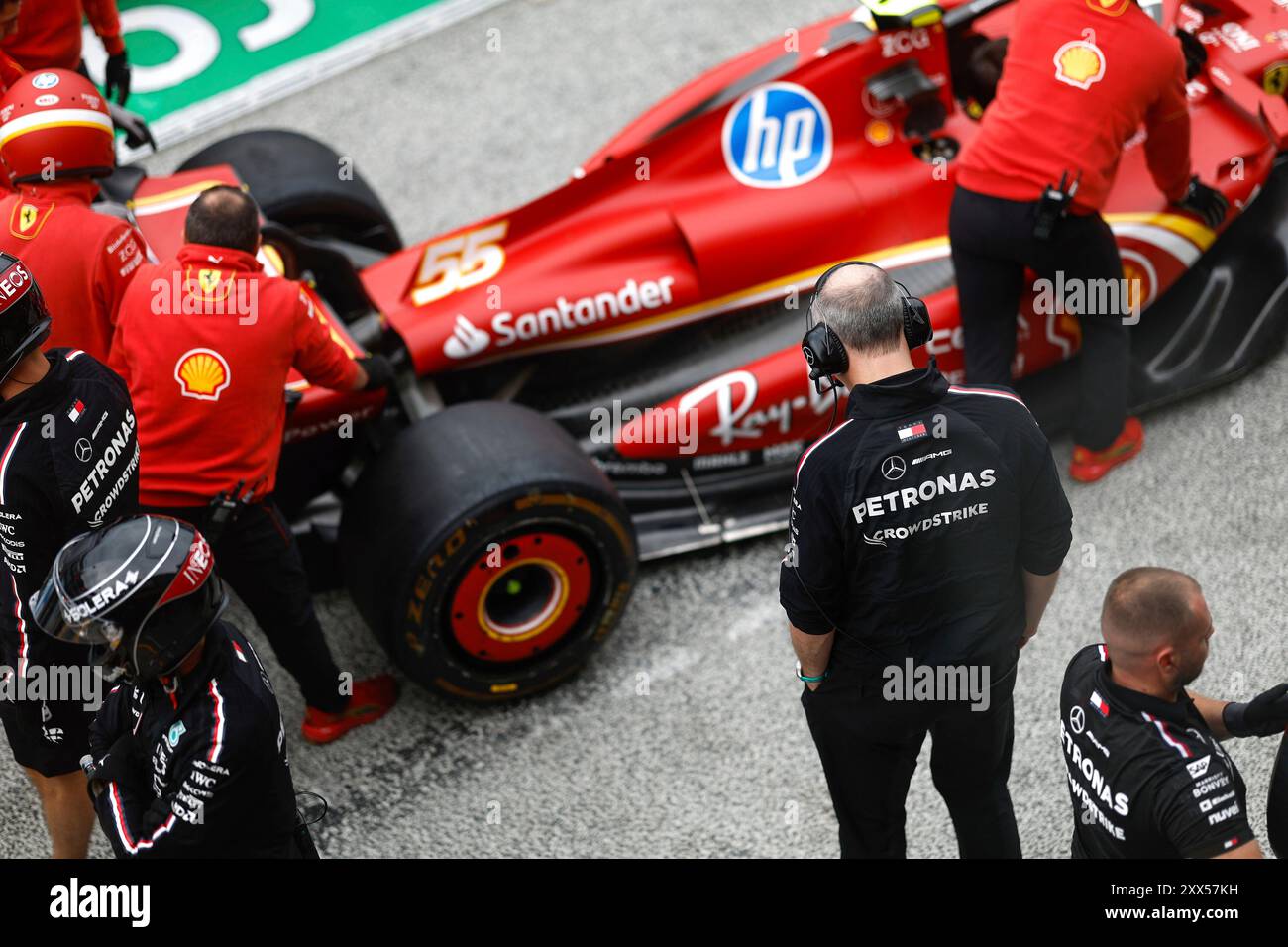 Zandvoort, Niederlande. August 2024. Ingenieur des Mercedes-AMG Petronas F1 Teams beobachtet das Scuderia Ferrari HP Team, den Formel 1 Grand Prix der Niederlande, am 22. August 2024 auf dem Circuit Zandvoort, Niederlande. (Foto von HOCH ZWEI) Credit: dpa/Alamy Live News Stockfoto
