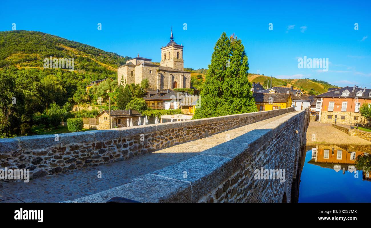 Molinaseca Pilgerbrücke mit der Kirche San Nicolas de Bari im Hintergrund. Molinaseca, Spanien. Stockfoto