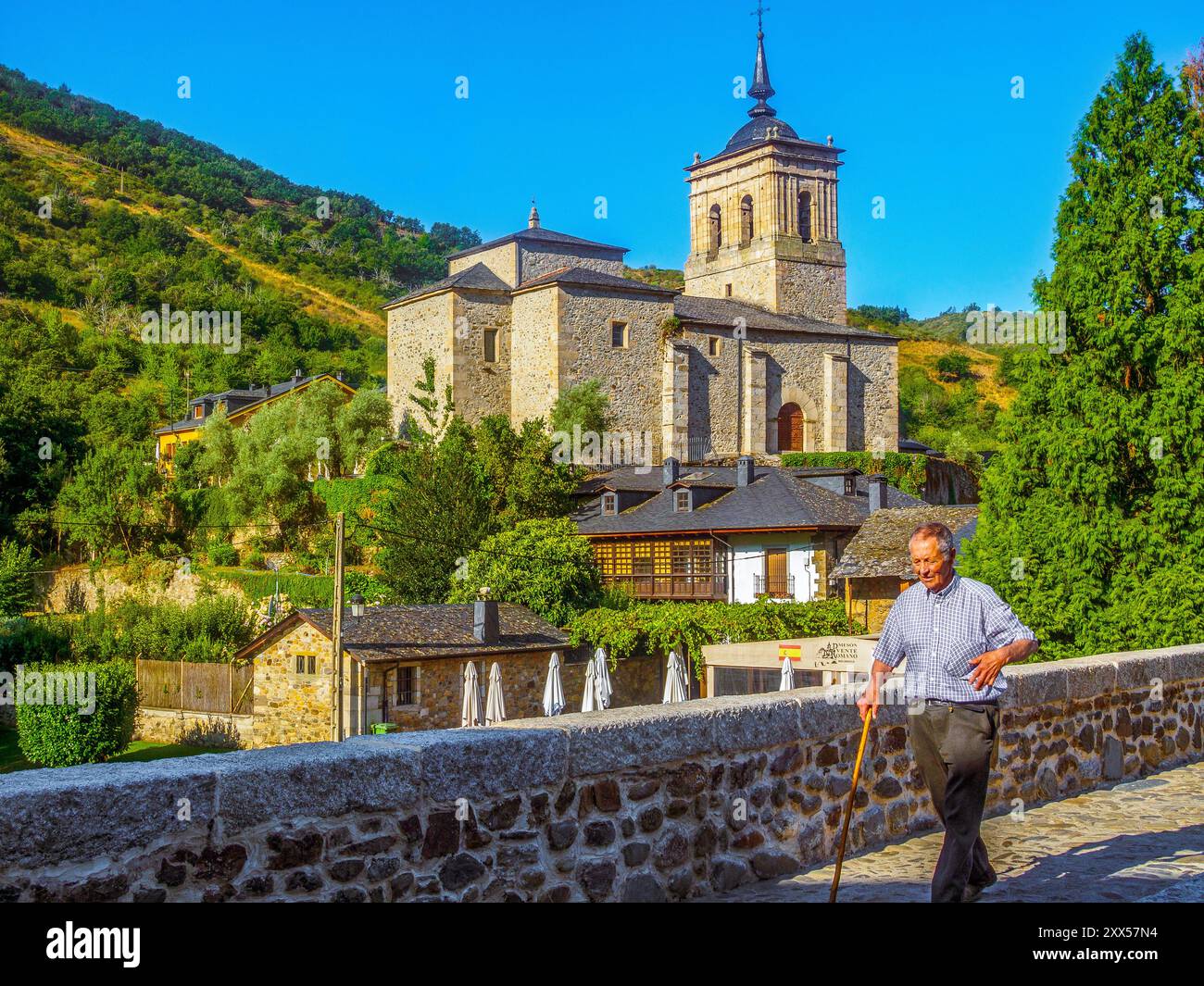 Molinaseca Pilgerbrücke mit der Kirche San Nicolas de Bari im Hintergrund. Molinaseca, Spanien. Stockfoto