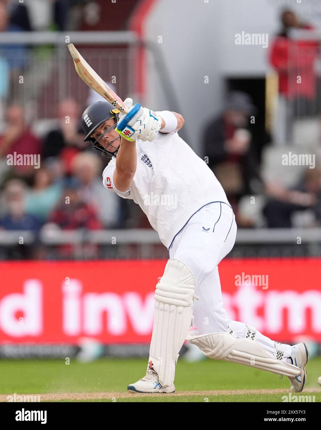 Emirates Old Trafford, Manchester, Großbritannien. August 2024. 1. Rothesay Cricket Test Match, Tag zwei, England gegen Sri Lanka; Jamie Smith aus England schlägt den Ball für sechs Runs Credit: Action Plus Sports/Alamy Live News Stockfoto