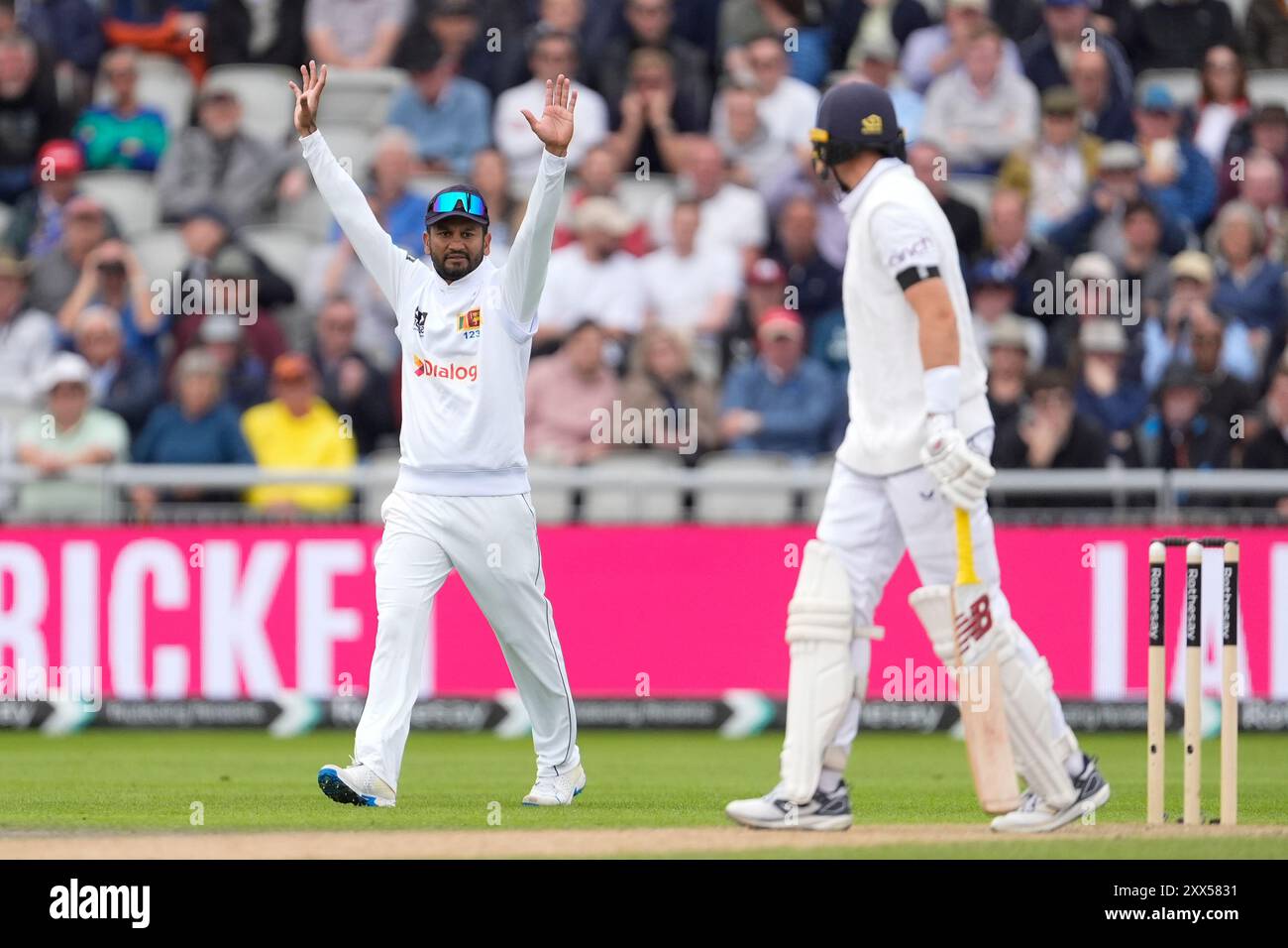 Emirates Old Trafford, Manchester, Großbritannien. August 2024. 1. Rothesay Cricket Test Match, Tag zwei, England gegen Sri Lanka; Dimuth Karunaratne aus Sri Lanka appelliert für Gefangene hinter Joe Root of England Credit: Action Plus Sports/Alamy Live News Stockfoto