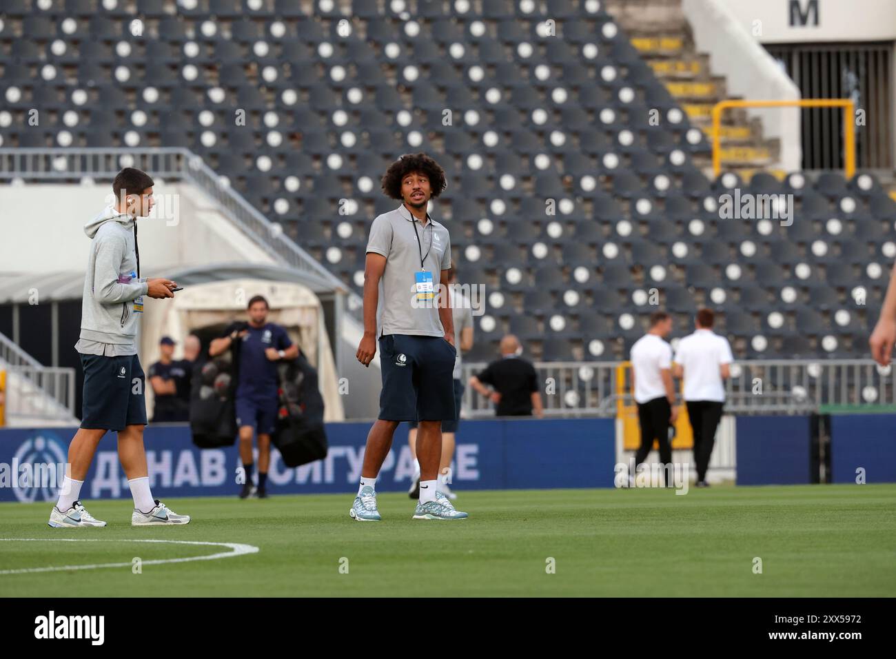 Belgrad, Serbien. August 2024. Gents Spieler besichtigen das Feld vor einem Fußballspiel zwischen dem serbischen FK Partizan Belgrad und der belgischen KAA Gent am Donnerstag, den 22. August 2024, in Belgrad, Serbien, dem ersten Leg der Play-offs für die UEFA Conference League. BELGA FOTO NIKOLA KRSTIC Credit: Belga Nachrichtenagentur/Alamy Live News Stockfoto