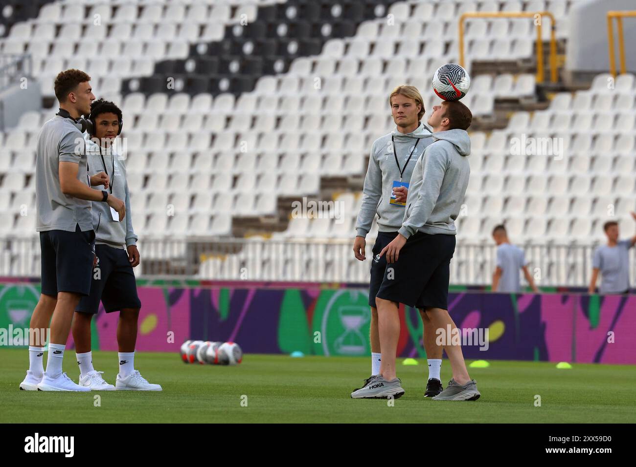 Belgrad, Serbien. August 2024. Gents Spieler besichtigen das Feld vor einem Fußballspiel zwischen dem serbischen FK Partizan Belgrad und der belgischen KAA Gent am Donnerstag, den 22. August 2024, in Belgrad, Serbien, dem ersten Leg der Play-offs für die UEFA Conference League. BELGA FOTO NIKOLA KRSTIC Credit: Belga Nachrichtenagentur/Alamy Live News Stockfoto