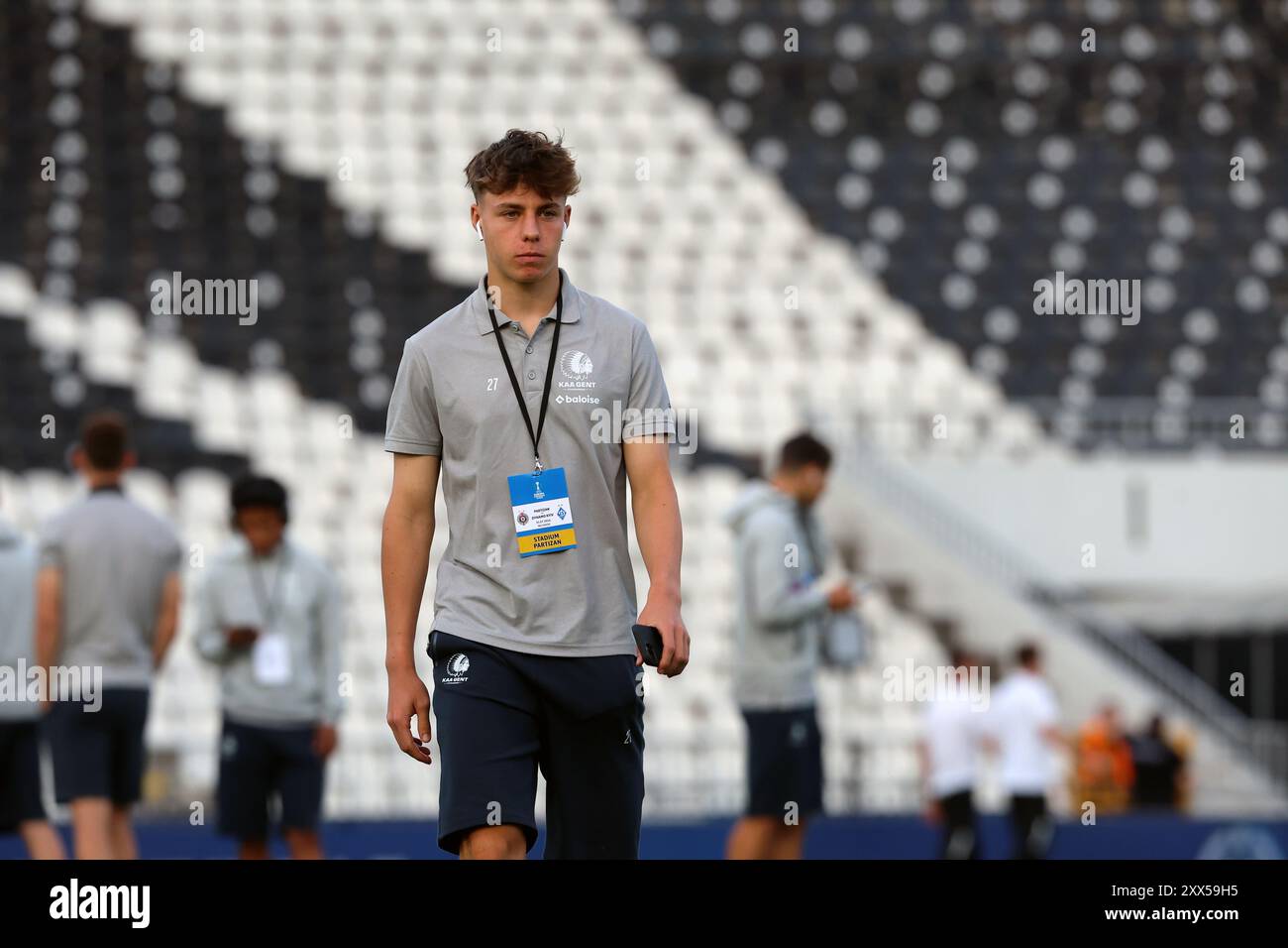 Belgrad, Serbien. August 2024. Gent's Tibe de Vlieger inspiziert das Feld vor einem Fußballspiel zwischen dem serbischen FK Partizan Belgrad und der belgischen KAA Gent am Donnerstag, den 22. August 2024, in Belgrad, Serbien, dem ersten Leg der Play-offs für die UEFA Conference League. BELGA FOTO NIKOLA KRSTIC Credit: Belga Nachrichtenagentur/Alamy Live News Stockfoto