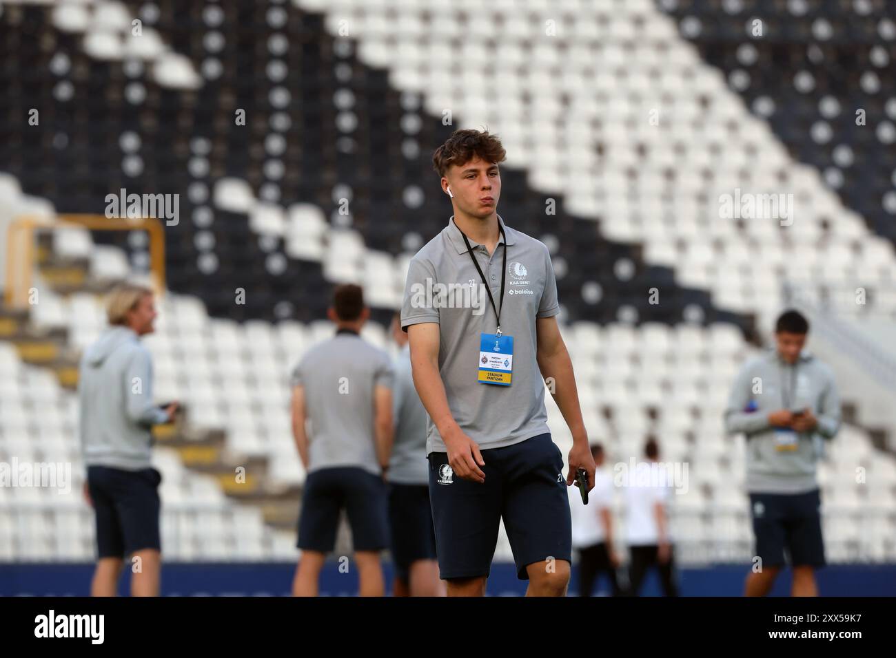 Belgrad, Serbien. August 2024. Gent's Tibe de Vlieger inspiziert das Feld vor einem Fußballspiel zwischen dem serbischen FK Partizan Belgrad und der belgischen KAA Gent am Donnerstag, den 22. August 2024, in Belgrad, Serbien, dem ersten Leg der Play-offs für die UEFA Conference League. BELGA FOTO NIKOLA KRSTIC Credit: Belga Nachrichtenagentur/Alamy Live News Stockfoto