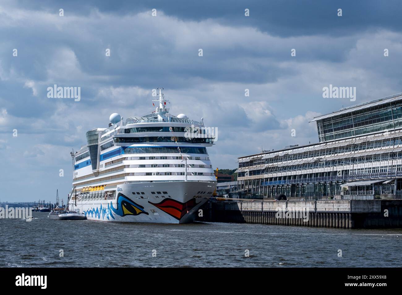Hamburg, Deutschland - 08 10 2024: Blick auf das Kreuzfahrtschiff aida luna im hamburger Hafen mit dunklen Wolken am Himmel Stockfoto