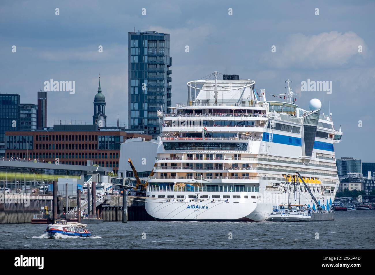 Hamburg - 08 10 2024: Blick auf das Heck des verankerten Kreuzfahrtschiffes Aida Luna im Hamburger Hafen Stockfoto