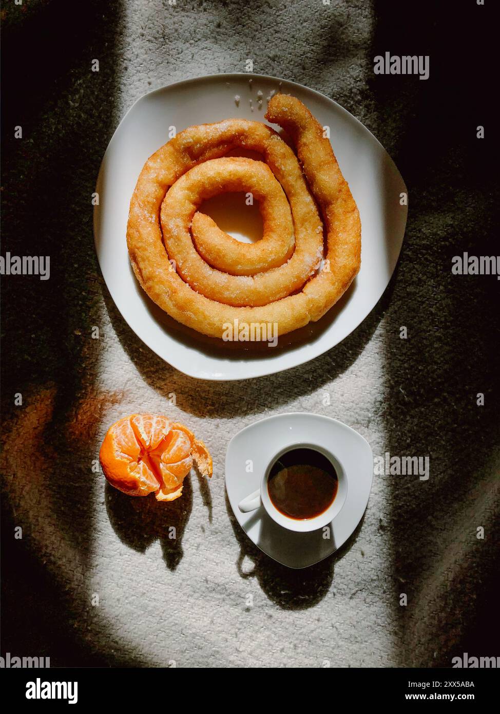 Frittelle, Mandarinen und Espresso: Gemütliches flaches Lagen sardischer Winterspezialitäten Stockfoto