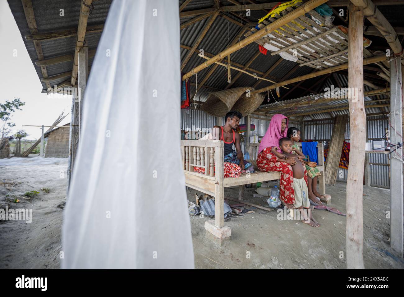 Die Bewohner der Chars - temporäre Sedimentinseln in den großen Flüssen Bangladeschs - sind besonders anfällig für Wetterereignisse, die durch den Klimawandel verursacht werden. Die Freundschafts-NGO hat verschiedene Outreach-Programme, um die Auswirkungen abzumildern. Stockfoto