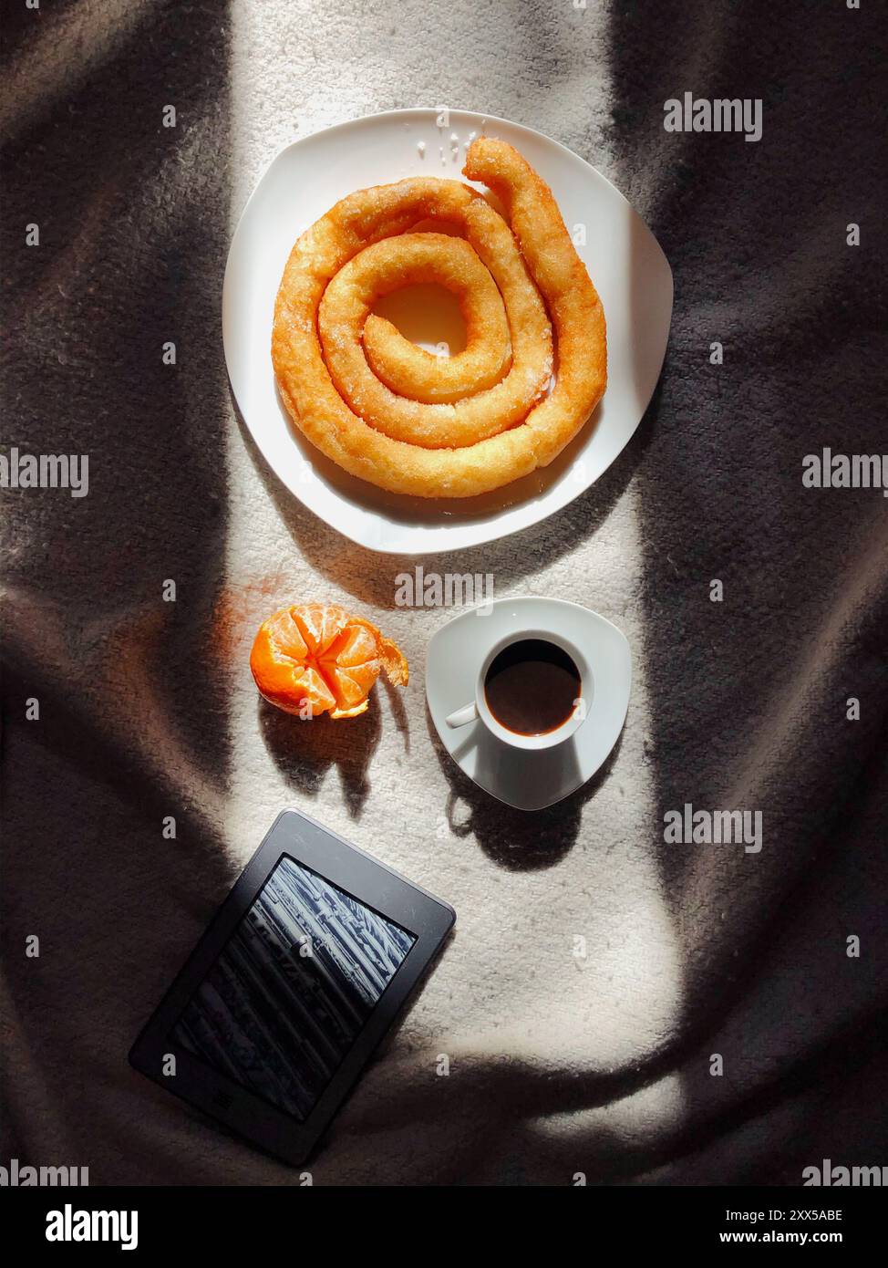 Frittelle und Espresso: Gemütliches flaches Lagen sardischer Winterspezialitäten Stockfoto