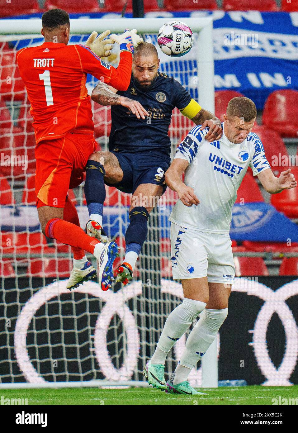 Kopenhagen, Dänemark. August 2024. Kyle Vassell von Kilmarnock FC zwischen Nathan Trott und Denis Vavro während des Qualifikationsspiels der Conference League zwischen dem FC Kopenhagen und Kilmarnock FC am Donnerstag, den 22. August 2024 in Kopenhagen. (Foto: Liselotte Sabroe/Ritzau Scanpix) Credit: Ritzau/Alamy Live News Stockfoto