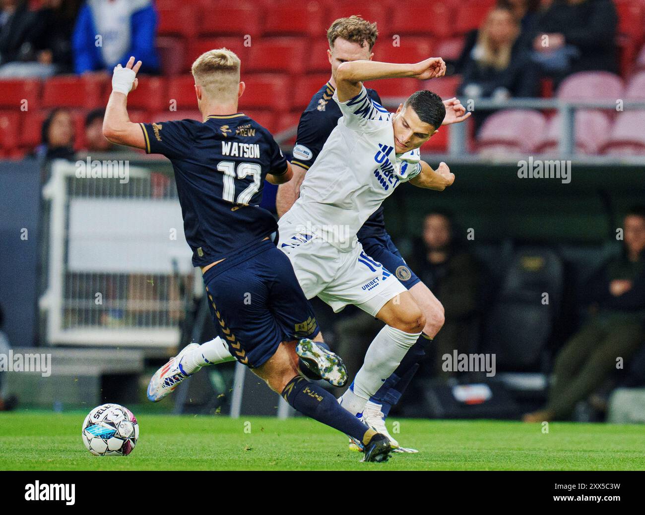 Kopenhagen, Dänemark. August 2024. FCK-Spieler Mohamed Elyounoussi und Kilmarnock FC David Watson während des Qualifikationsspiels der Conference League zwischen dem FC Kopenhagen und Kilmarnock FC am Donnerstag, den 22. August 2024 in Kopenhagen. (Foto: Liselotte Sabroe/Ritzau Scanpix) Credit: Ritzau/Alamy Live News Stockfoto