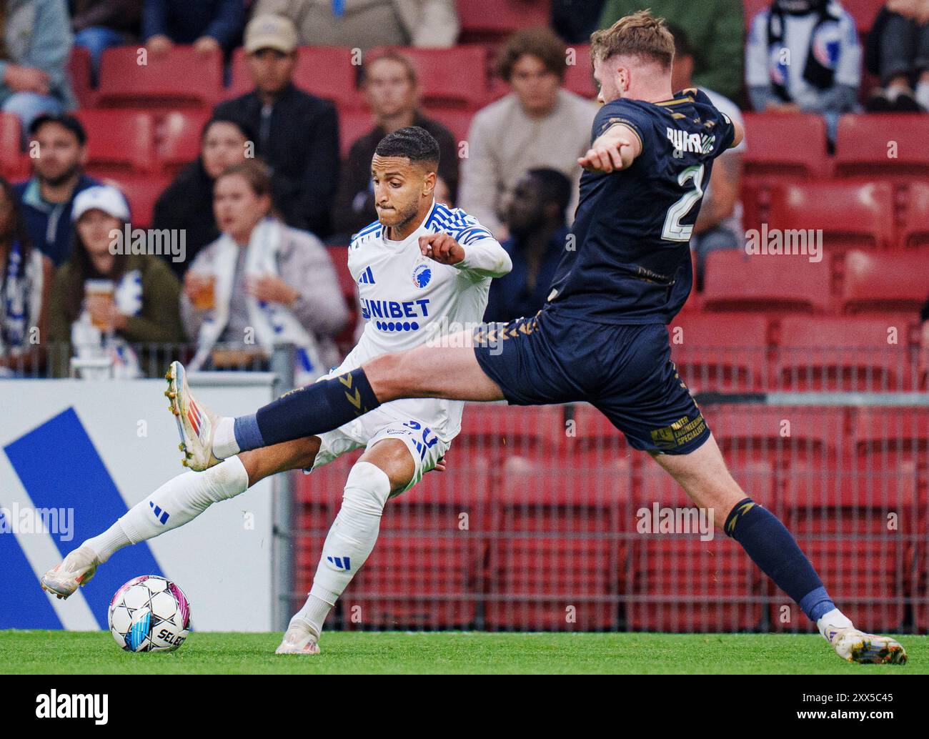 Kopenhagen, Dänemark. August 2024. Elias Achouri und Jack Burroughs des FC Kilmarnock während des Qualifikationsspiels der Conference League zwischen dem FC Kopenhagen und Kilmarnock FC am Donnerstag, den 22. August 2024 in Kopenhagen. (Foto: Liselotte Sabroe/Ritzau Scanpix) Credit: Ritzau/Alamy Live News Stockfoto