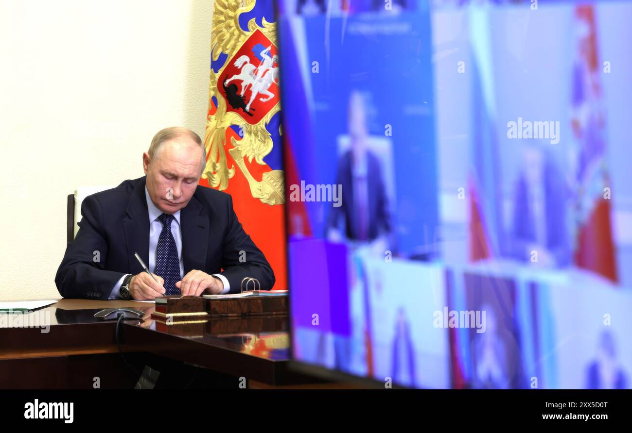Novo-Ogaryovo, Russland. August 2024. Der russische Präsident Wladimir Putin hält eine Videokonferenz ab, um den ukrainischen Einmarsch in die Regionen Belgorod, Brjansk und Kursk von der Präsidentenresidenz am 22. August 2024 in Novo-Ogarjowo, Oblast Moskau, Russland, zu diskutieren. Quelle: Gavriil Grigorov/Kreml Pool/Alamy Live News Stockfoto