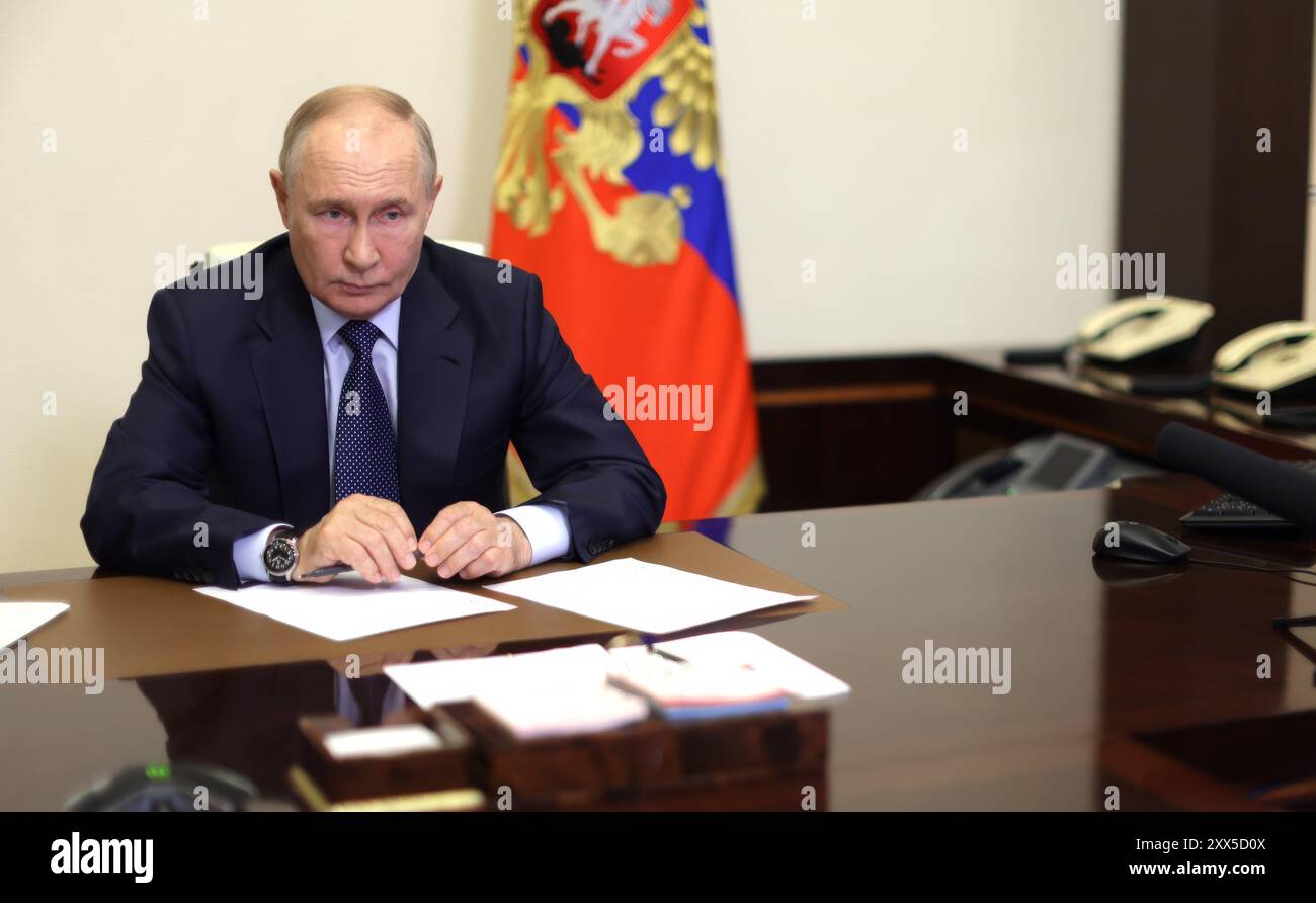Novo-Ogaryovo, Russland. August 2024. Der russische Präsident Wladimir Putin hält eine Videokonferenz ab, um den ukrainischen Einmarsch in die Regionen Belgorod, Brjansk und Kursk von der Präsidentenresidenz am 22. August 2024 in Novo-Ogarjowo, Oblast Moskau, Russland, zu diskutieren. Quelle: Gavriil Grigorov/Kreml Pool/Alamy Live News Stockfoto