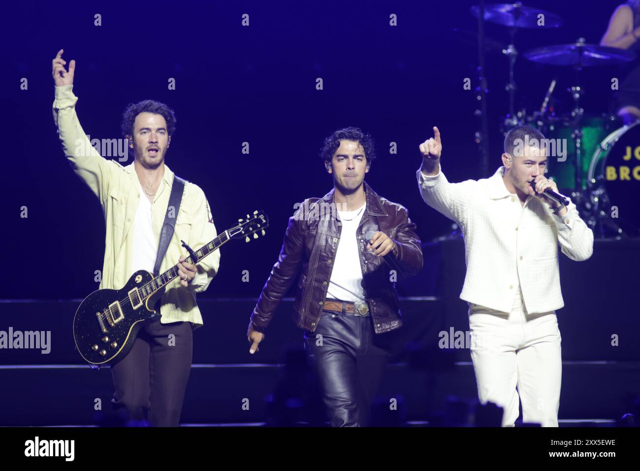 Mexiko-Stadt, Mexiko. August 2024. (L-R) Kevin Jonas, Joe Jonas und Nick Jonas Mitglieder der US-amerikanischen Band Jonas Brothers treten während der fünf Alben auf. Eine Nacht World Tour in der Mexico City Arena. Am 21. August 2024 in Mexiko-Stadt. (Foto: Ismael Rosas/ Credit: Eyepix Group/Alamy Live News Stockfoto