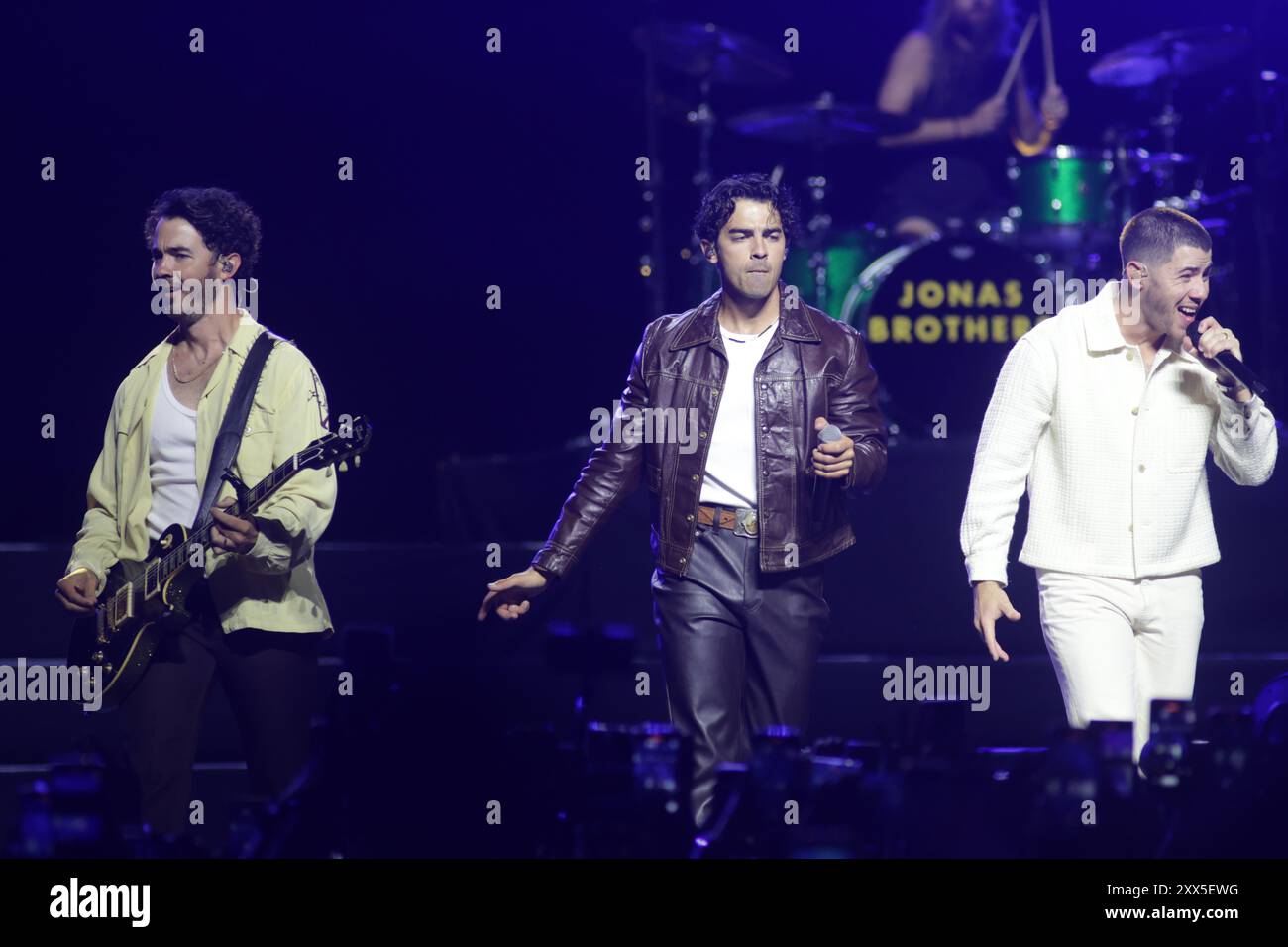 Mexiko-Stadt, Mexiko. August 2024. (L-R) Kevin Jonas, Joe Jonas und Nick Jonas Mitglieder der US-amerikanischen Band Jonas Brothers treten während der fünf Alben auf. Eine Nacht World Tour in der Mexico City Arena. Am 21. August 2024 in Mexiko-Stadt. (Foto: Ismael Rosas/ Credit: Eyepix Group/Alamy Live News Stockfoto