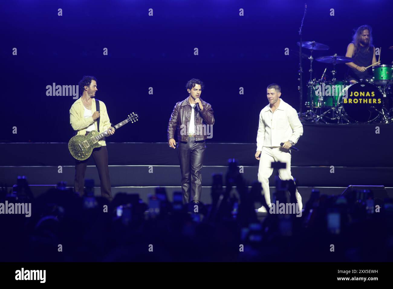 Mexiko-Stadt, Mexiko. August 2024. (L-R) Kevin Jonas, Joe Jonas und Nick Jonas Mitglieder der US-amerikanischen Band Jonas Brothers treten während der fünf Alben auf. Eine Nacht World Tour in der Mexico City Arena. Am 21. August 2024 in Mexiko-Stadt. (Foto: Ismael Rosas/ Credit: Eyepix Group/Alamy Live News Stockfoto