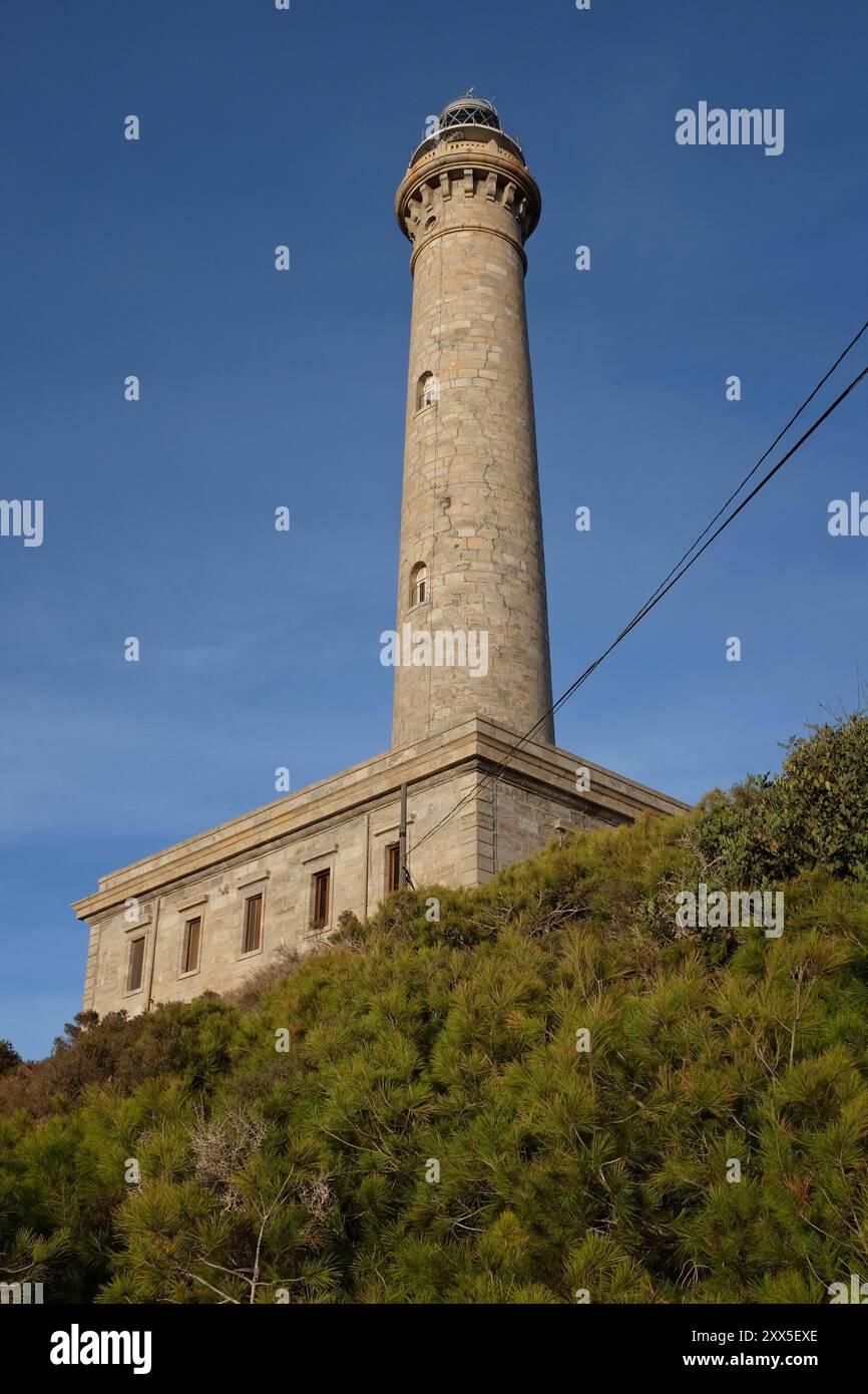 Der berühmte Leuchtturm am Cabo de Palos in der Nähe der Manga del Mar Menor in Cartagena, Spanien. Stockfoto