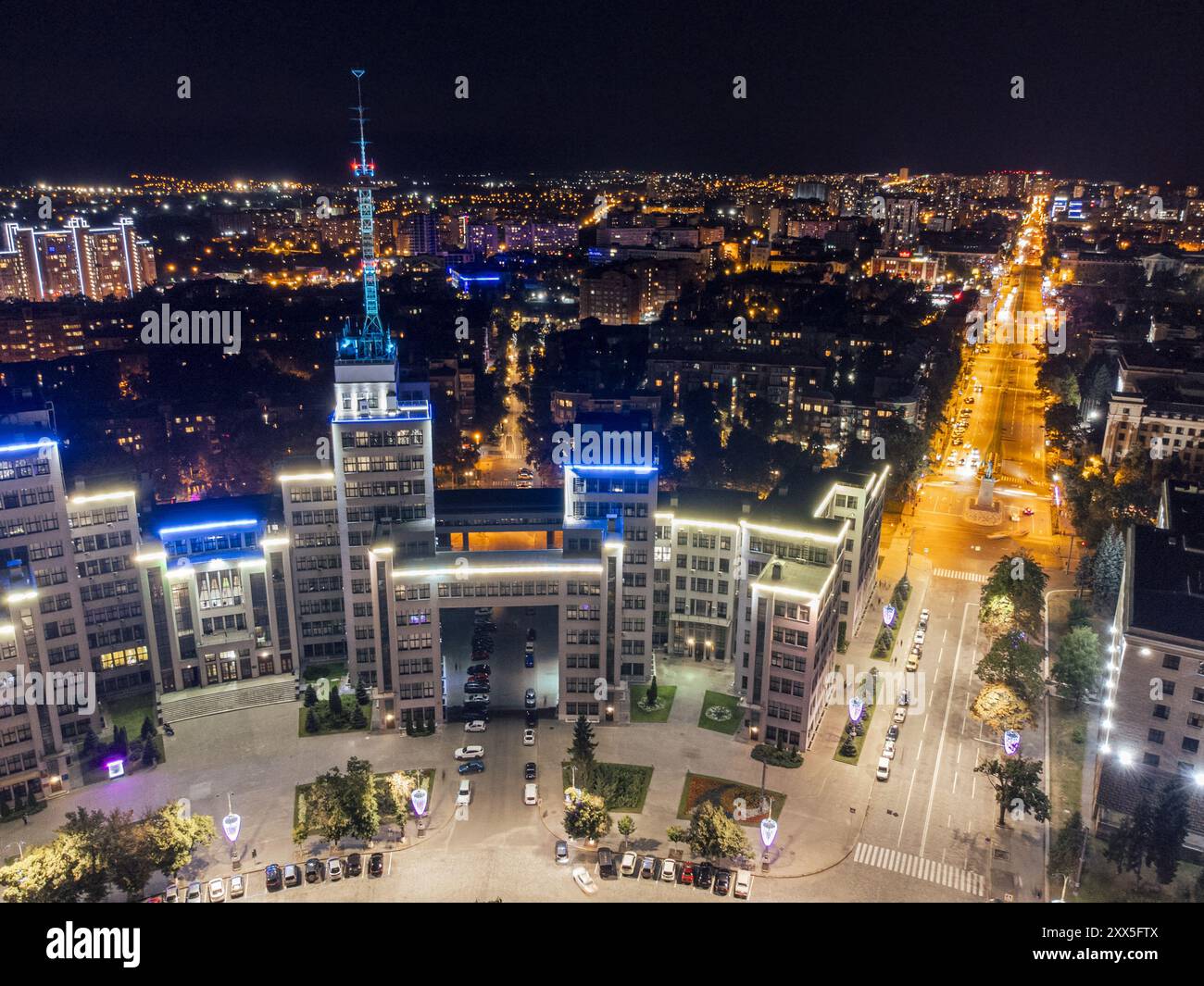 Nächtlicher Blick auf Derzhprom mit blauer Beleuchtung auf dem Freiheitsplatz der Stadt Charkiv Stockfoto