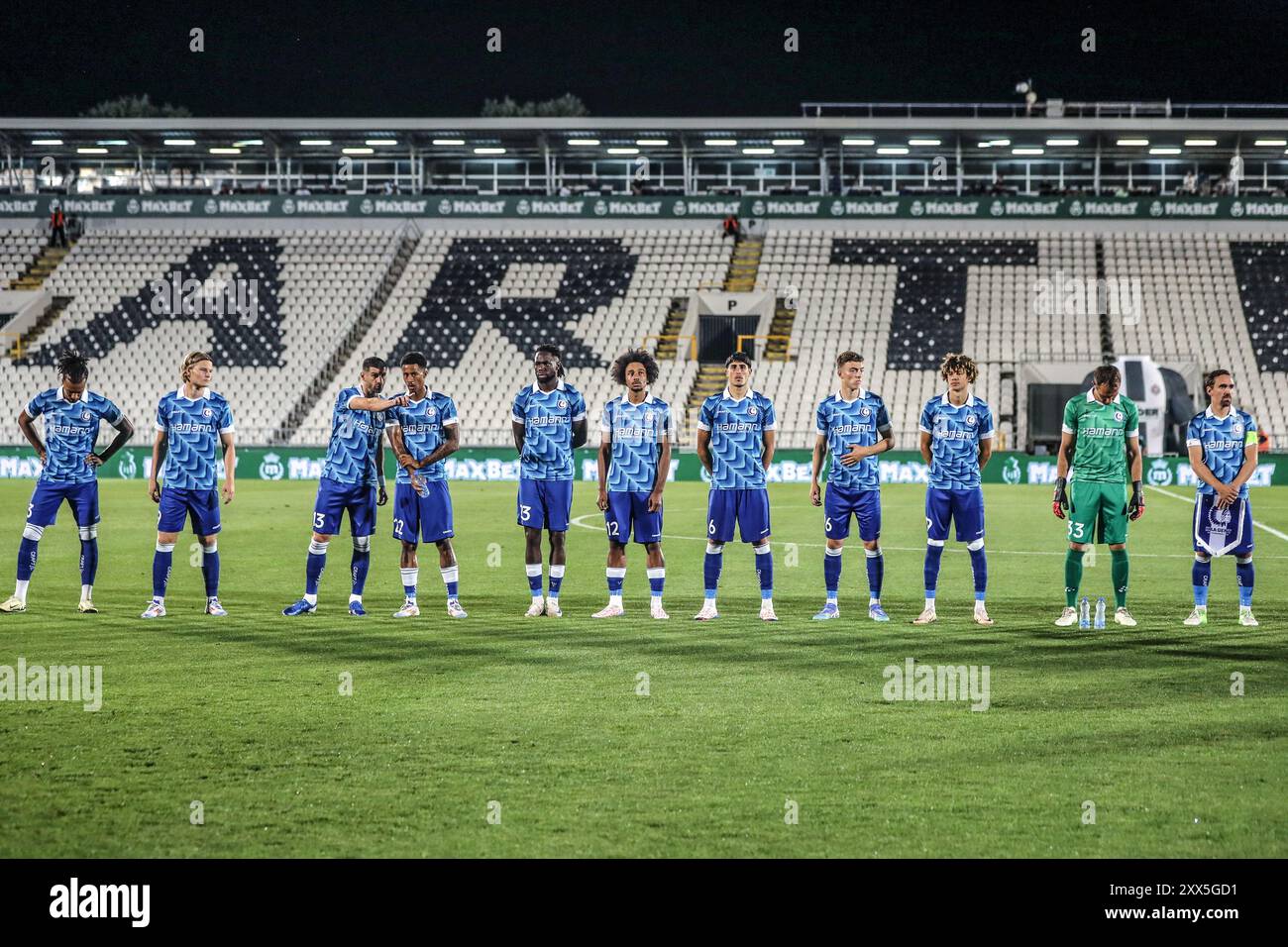 Belgrad, Serbien. August 2024. Gents Spieler wurden am Donnerstag, den 22. August 2024, in Belgrad, in Serbien, zu Beginn eines Fußballspiels zwischen dem serbischen FK Partizan Belgrad und der belgischen KAA Gent, dem ersten Leg der Play-offs für die UEFA Conference League, aufgenommen. BELGA FOTO NIKOLA KRSTIC Credit: Belga Nachrichtenagentur/Alamy Live News Stockfoto