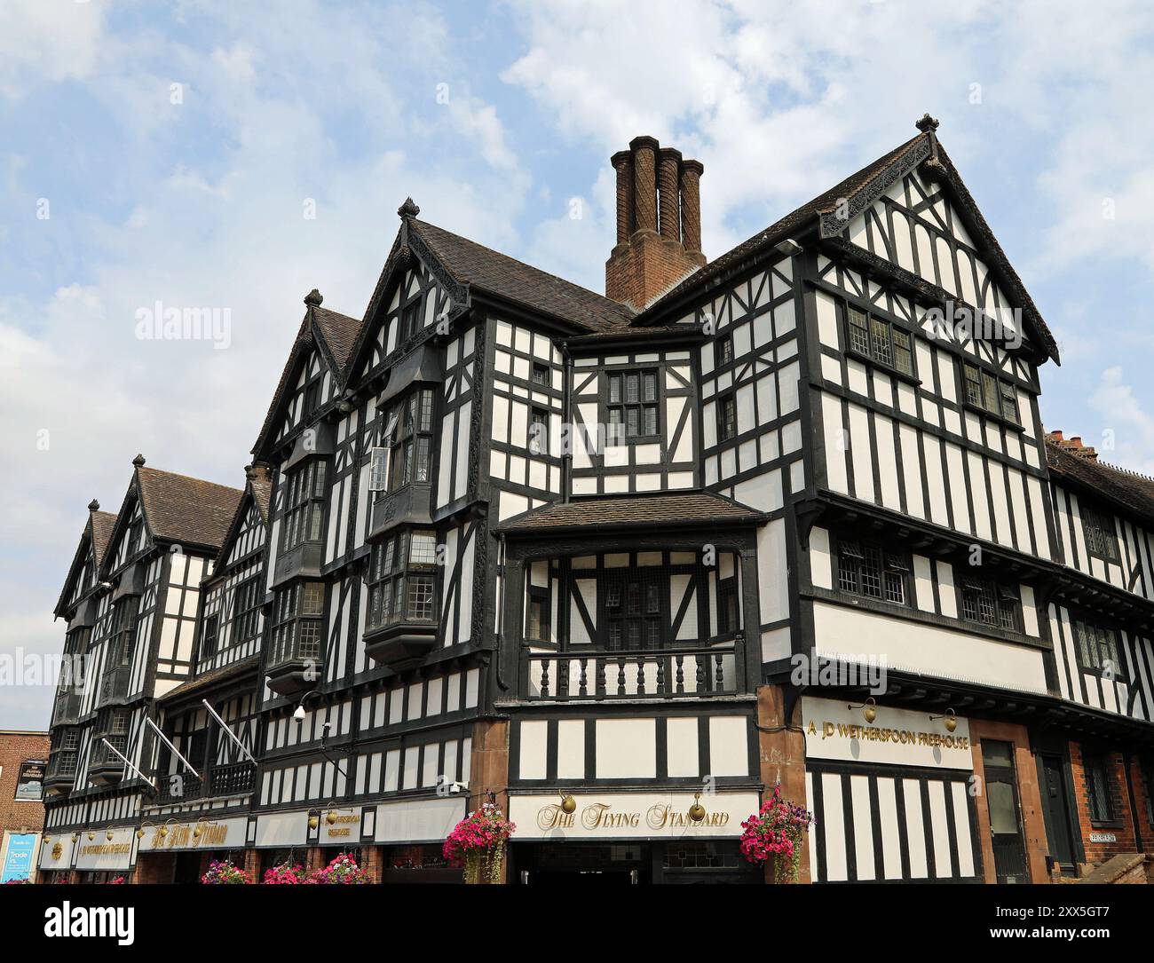 Der Wetherspoons Pub im Tudor Revival-Stil wurde in den 1930er Jahren im Stadtzentrum von Coventry erbaut Stockfoto