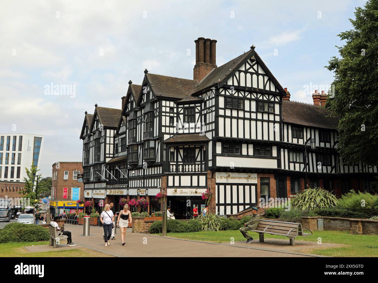 Der Wetherspoons Pub im Tudor Revival-Stil wurde in den 1930er Jahren im Stadtzentrum von Coventry erbaut Stockfoto