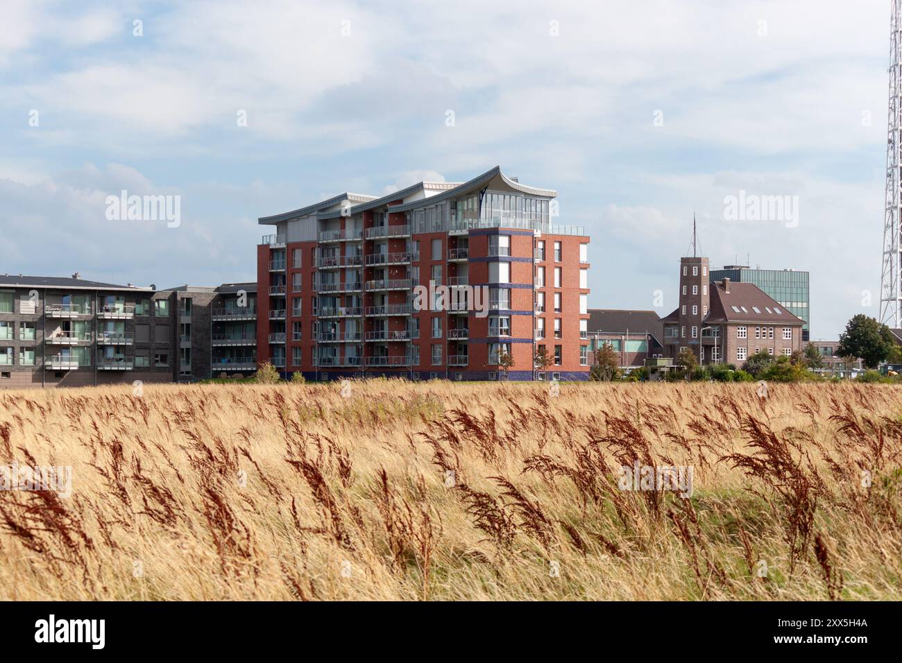 CUXHAVEN, DEUTSCHLAND - 15. AUGUST 2024: Hotels und Wohnhäuser an der Nordseeküste in Cuxhaven Stockfoto