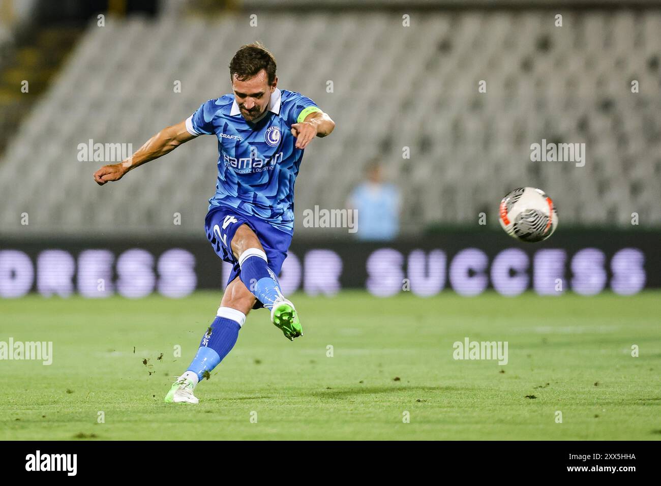 Belgrad, Serbien. August 2024. Gents Sven Kums wurde am Donnerstag, den 22. August 2024, in Belgrad, in Serbien, während eines Fußballspiels zwischen dem serbischen FK Partizan Belgrad und der belgischen KAA Gent in Aktion gezeigt. BELGA FOTO NIKOLA KRSTIC Credit: Belga Nachrichtenagentur/Alamy Live News Stockfoto
