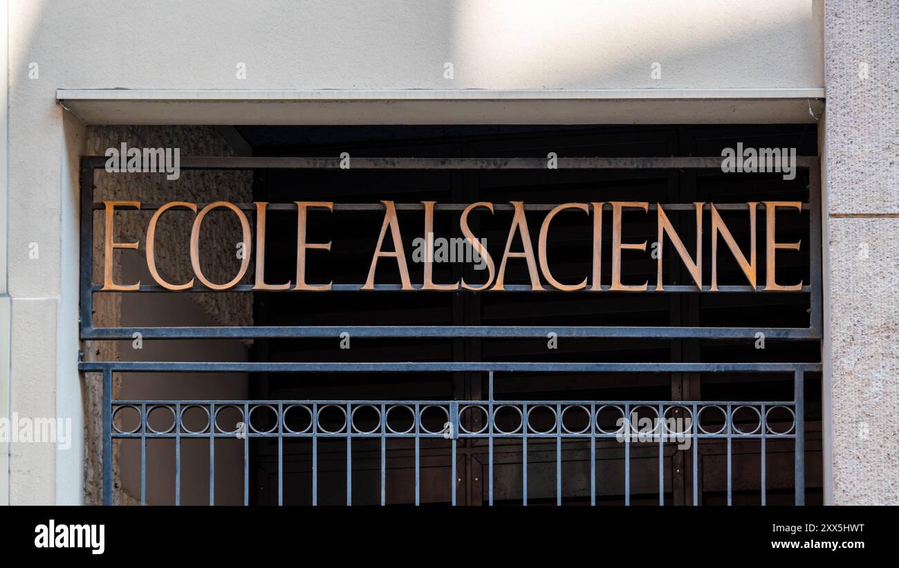 Schild am Eingang zur Ecole Alsacienne Schule. Die Ecole Alsacienne ist eine private, säkulare Bildungseinrichtung in Paris Stockfoto