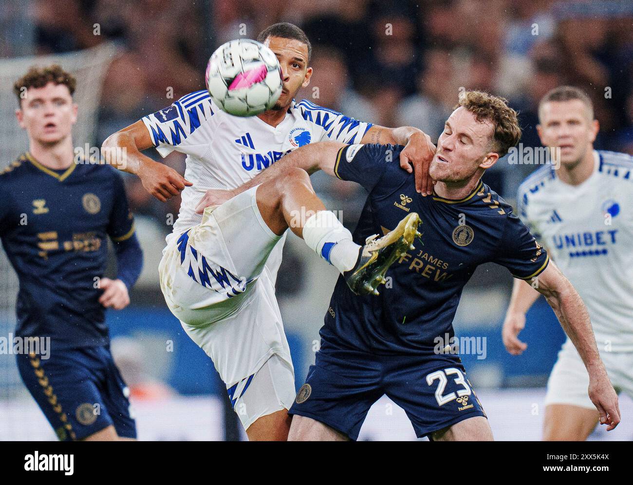 Kopenhagen, Dänemark. August 2024. Gabriel Pereira und Marley Watkins aus Kilmarnock FC während des Qualifikationsspiels der Conference League zwischen dem FC Kopenhagen und Kilmarnock FC am Donnerstag, den 22. August 2024 in Kopenhagen. (Foto: Liselotte Sabroe/Ritzau Scanpix) Credit: Ritzau/Alamy Live News Stockfoto