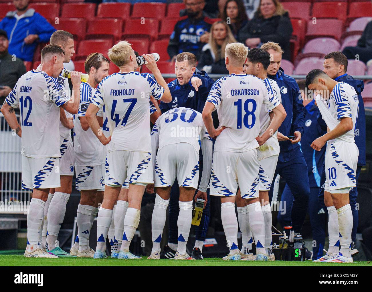 Kopenhagen, Dänemark. August 2024. FCK-Cheftrainer Jacob Neestrup und die Spieler beim Qualifikationsspiel der Conference League zwischen dem FC Kopenhagen und Kilmarnock FC am Donnerstag, den 22. August 2024 in Kopenhagen. (Foto: Liselotte Sabroe/Ritzau Scanpix) Credit: Ritzau/Alamy Live News Stockfoto