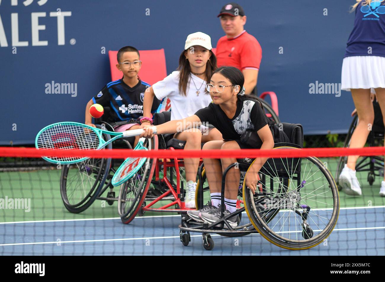 Toronto, ON, Kanada - 4. August 2024: Junge Rollstuhlspieler erhalten Tennisunterricht während der National Bank Open im Sobeys Stadium Stockfoto