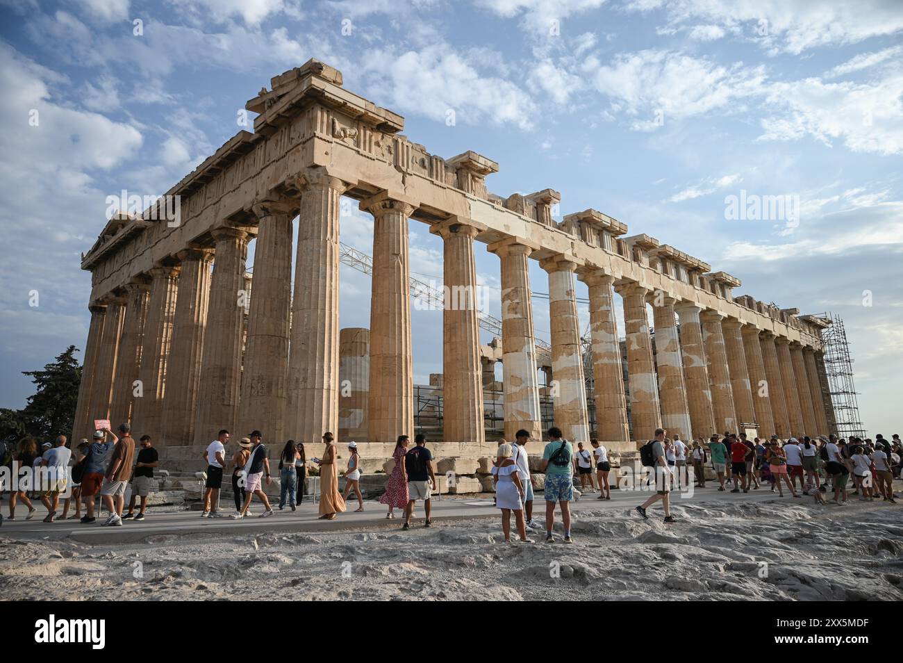 Touristen besuchen den Parthenon-Tempel in der Akropolis. Der Übertourismus in Griechenland nimmt im Vergleich zu 2023 mehr Touristen auf, was zu einem neuen Tourismusrekord führt. Stockfoto