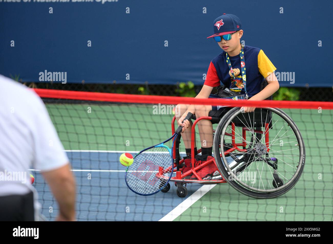 Toronto, ON, Kanada - 4. August 2024: Junge Rollstuhlspieler erhalten Tennisunterricht während der National Bank Open im Sobeys Stadium Stockfoto