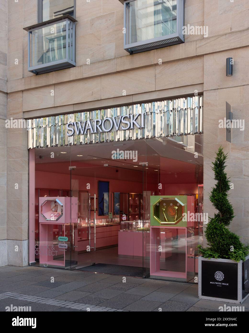 Ladenfront und Eingang zum Swarovski Shop in Multrees Walk, Edinburgh, Schottland Stockfoto