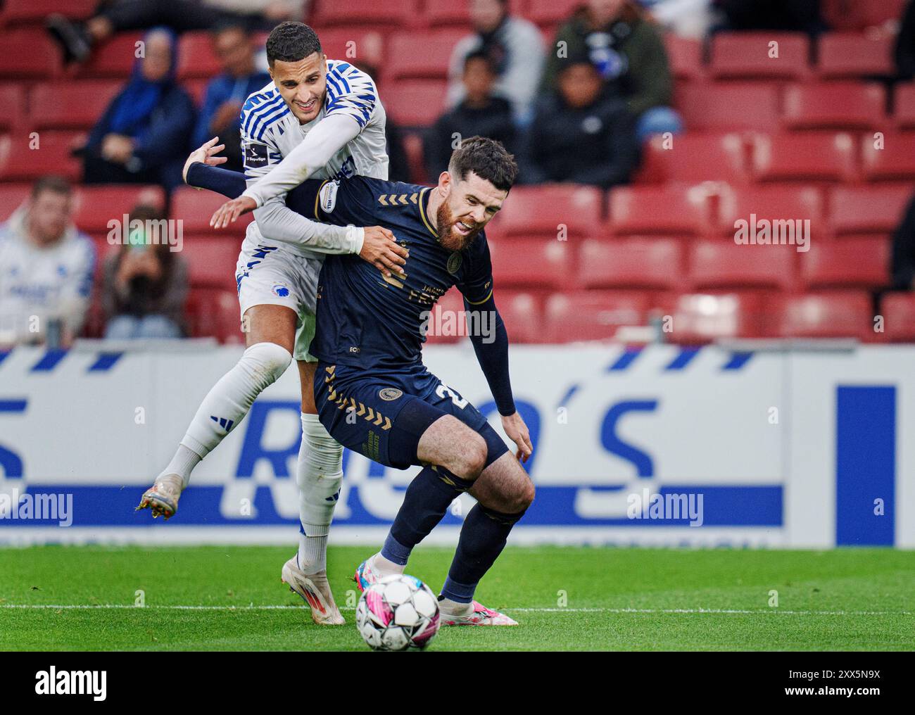 Kopenhagen, Dänemark. August 2024. Liam Donnelly von Kilmarnock FC und Elias Achouri von FCK während des Qualifikationsspiels der Conference League zwischen dem FC Kopenhagen und Kilmarnock FC in Kopenhagen am Donnerstag, den 22. August 2024. (Foto: Liselotte Sabroe/Ritzau Scanpix) Credit: Ritzau/Alamy Live News Stockfoto