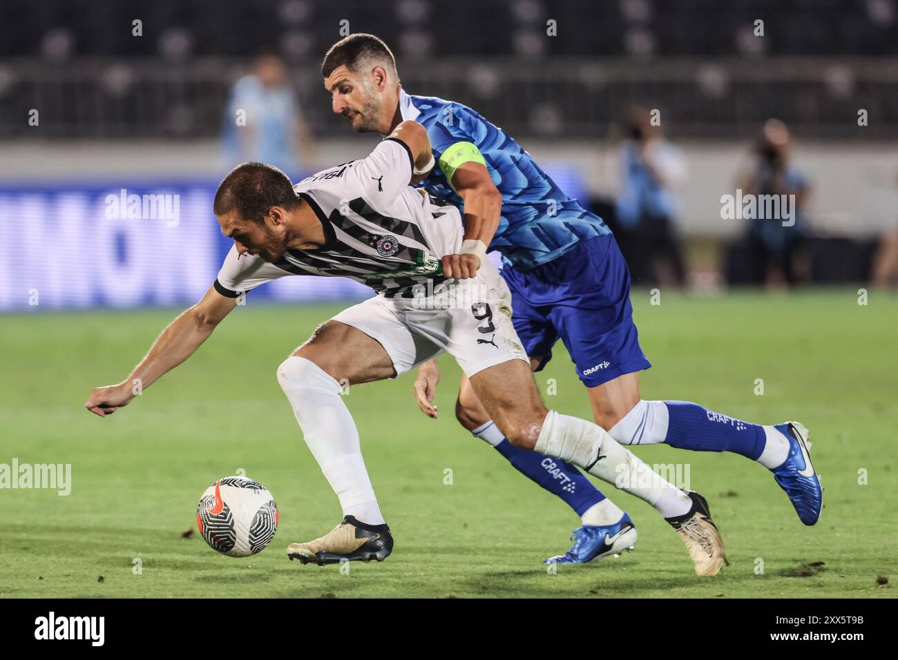 Belgrad, Serbien. August 2024. Partizans Dorde Jovanovic und Gents Stefan Mitrovic kämpfen um den Ball während eines Fußballspiels zwischen dem serbischen FK Partizan Belgrad und der belgischen KAA Gent am Donnerstag, den 22. August 2024, in Belgrad, Serbien. BELGA FOTO NIKOLA KRSTIC Credit: Belga Nachrichtenagentur/Alamy Live News Stockfoto