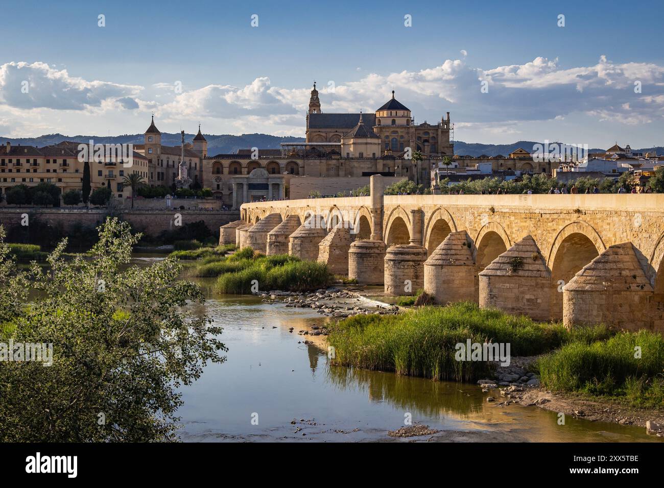 Bezirk Sur, Cordoba, Provinz Cordoba, Andalusien, Spanien. Mai 2023. Die San Rafael Brücke über den Guadalquivir River in Cordoba. Stockfoto