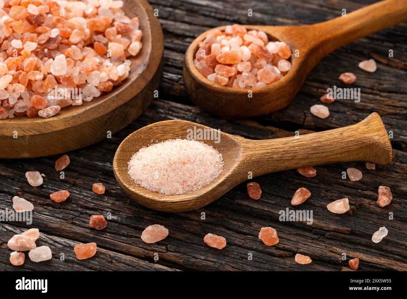 Feines und grobes rosafarbenes Himalaya-Salz in zwei Löffeln. Stockfoto