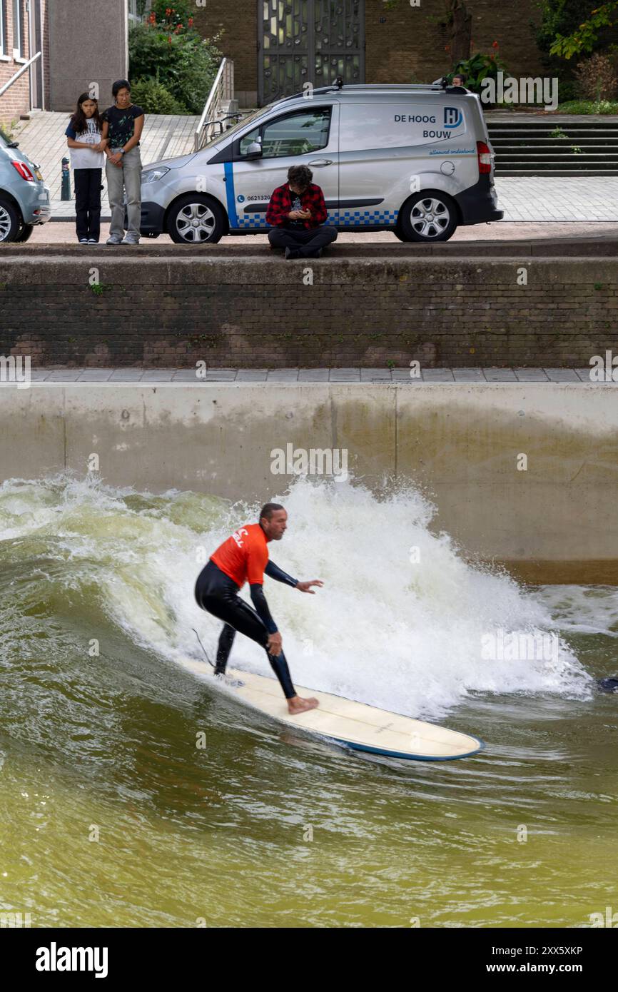 Surfanlage in der Innenstadt von Rotterdam, Rif010, die angeblich weltweit erste Wellenanlage für Surfer in einer Stadt, in der Steigersgracht, ein 130 Meter langes und 21 Meter breites Wellenbecken war in den bestehenden Kanal gebaut, Wellen bis zu 1, 5 Meter Höhe können erzeugt werden, alle 7 Sekunden bricht eine Welle für die Surfer, die 4,5 Mio. Liter, im Becken, Wasser werden von 8 Wellenmaschinen bewegt, Niederlande, Surfbecken Rotterdam *** Surfanlage im Stadtzentrum von Rotterdam, Rif010, angeblich die weltweit erste Wellenanlage für Surfer in einer Stadt, in der Steigersgracht, Stockfoto