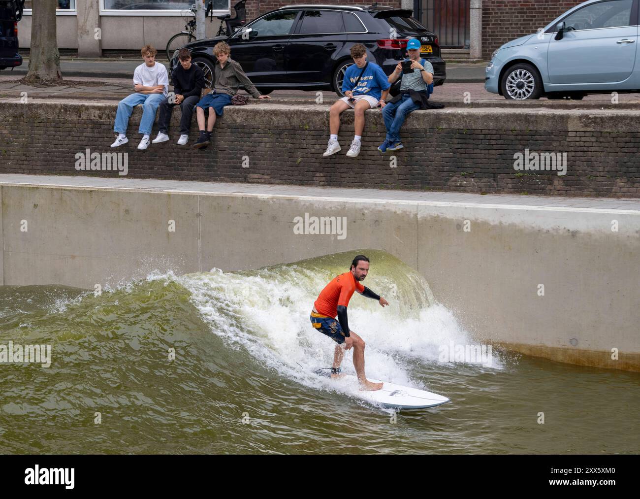 Surfanlage in der Innenstadt von Rotterdam, Rif010, die angeblich weltweit erste Wellenanlage für Surfer in einer Stadt, in der Steigersgracht, ein 130 Meter langes und 21 Meter breites Wellenbecken war in den bestehenden Kanal gebaut, Wellen bis zu 1, 5 Meter Höhe können erzeugt werden, alle 7 Sekunden bricht eine Welle für die Surfer, die 4,5 Mio. Liter, im Becken, Wasser werden von 8 Wellenmaschinen bewegt, Niederlande, Surfbecken Rotterdam *** Surfanlage im Stadtzentrum von Rotterdam, Rif010, angeblich die weltweit erste Wellenanlage für Surfer in einer Stadt, in der Steigersgracht, Stockfoto