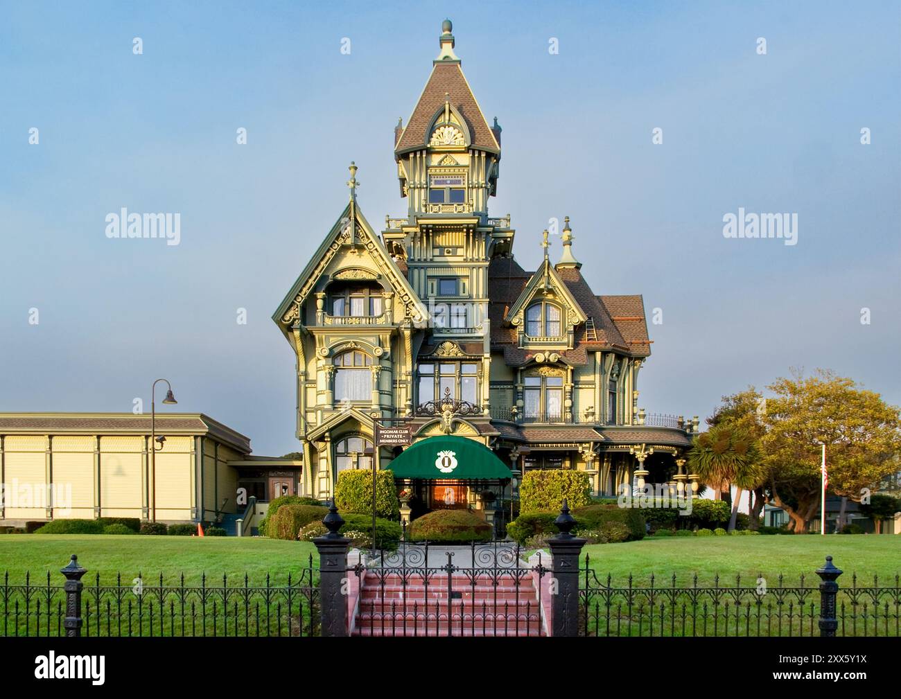 Eureka, Kalifornien - 7. Juli 2008: Das Carson Mansion, das ehemalige Zuhause des Holzbarons William Carson, ist heute der Ingomar Club, ein privater Sozialclub in Stockfoto