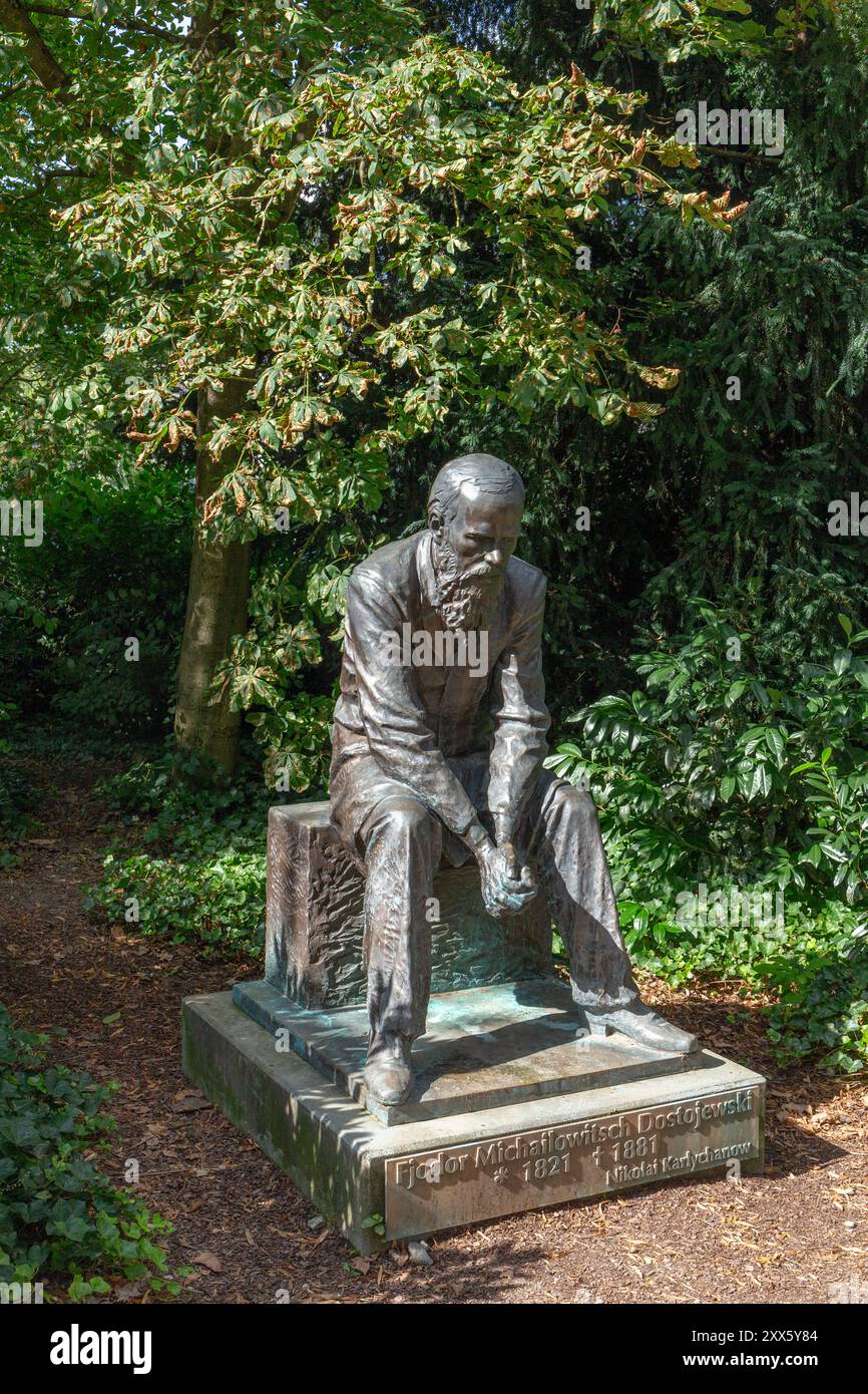 Bad Homburg – 9. August 2024: Statue von Fjodor Dostojewski des Künstlers Nikolai Karlychanow im öffentlichen Park in Bad Homburg. Stockfoto