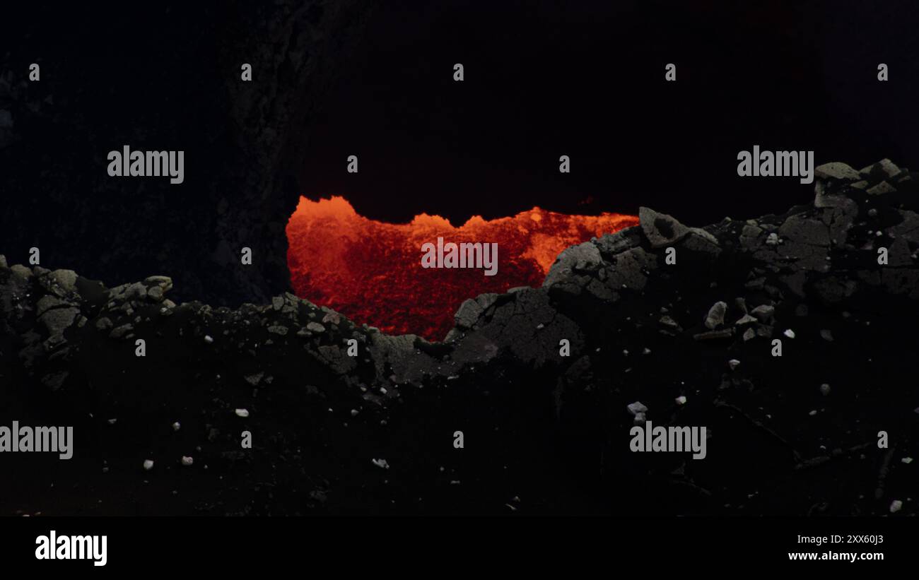 Menschliche Aktivitäten emittieren 60 Mal mehr CO2 jährlich als alle Welten Vulkane kombiniert, entsprechend der US-amerikanischen nationalen ozeanischen und atmosphärischen Leitung, NOAA. In einem 2011 Papier, USGS (US Geological Survey) Vulkanologe Terrence Gerlach setzt die Zahl sogar noch höher, bei 135 zu 1. Global, Vulkane emittieren Einige 0,26 Gigatonne CO2 jährlich, während menschliche Aktivitäten für 35 Gigatonnen CO2-Emissionen in die Atmosphäre verantwortlich sind. Es ist seit langem ein beliebtes Argument durch den Klimawandel Skeptiker, dass Vulkane emittieren mehr CO2 als menschliche Aktivitäten. Das Argument ist einfach nicht wahr. Untersuchungen durchgeführt Stockfoto