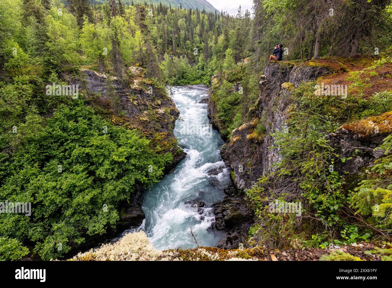 Person auf der Klippe oberhalb des Six Mile Creek im Chugach National Forest auf der Kenai Peninsula, in der Nähe von Hope, Alaska Stockfoto