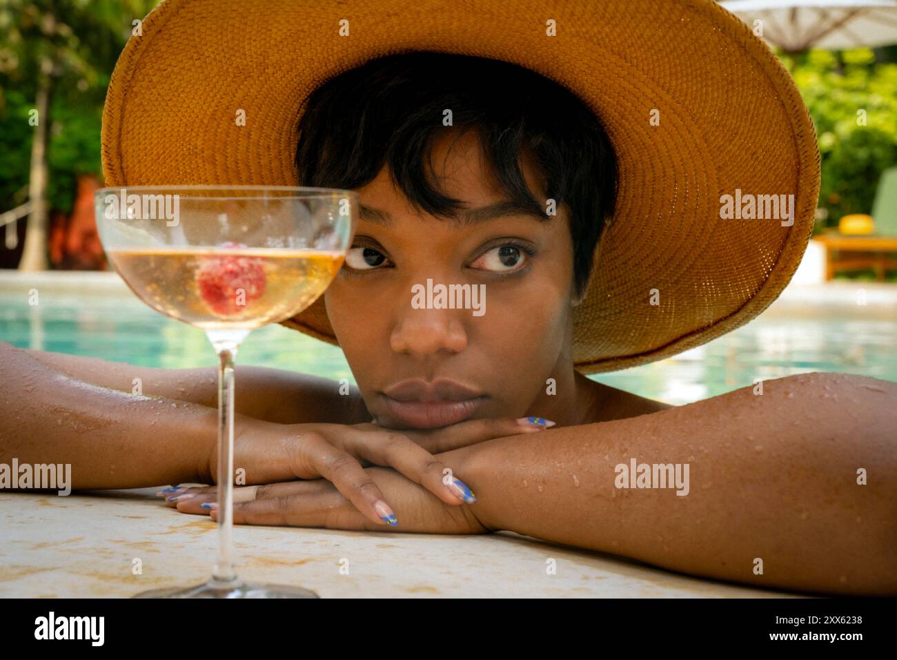 Blink zweimal (2024) von Zoë Kravitz mit Naomi Ackie als Frida. Eine Cocktail-Kellnerin verliebt sich in einen Technikmogul und reist mit ihm auf seine Privatinsel, wo alles schief geht und sie ihre Realität in Frage stellt. Werbefoto ***NUR REDAKTIONELLE VERWENDUNG***. Quelle: BFA / Carlos Somonte / Amazon MGM Studios Stockfoto