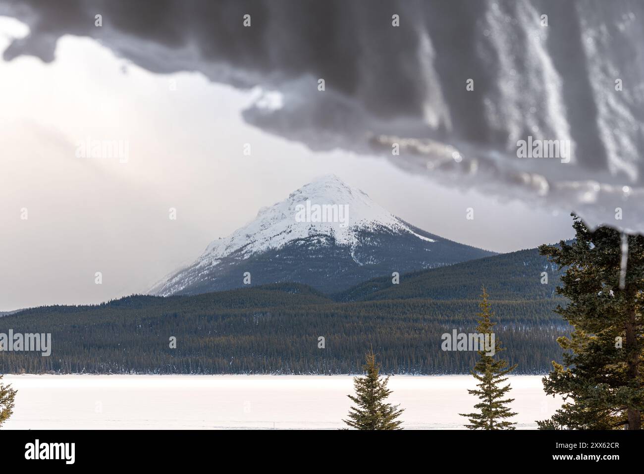 Blick auf den Frühling im Norden Kanadas mit schneebedeckten Bergen in der Region der südlichen Seen im Yukon Territory und wilden Borealen Wald. Stockfoto