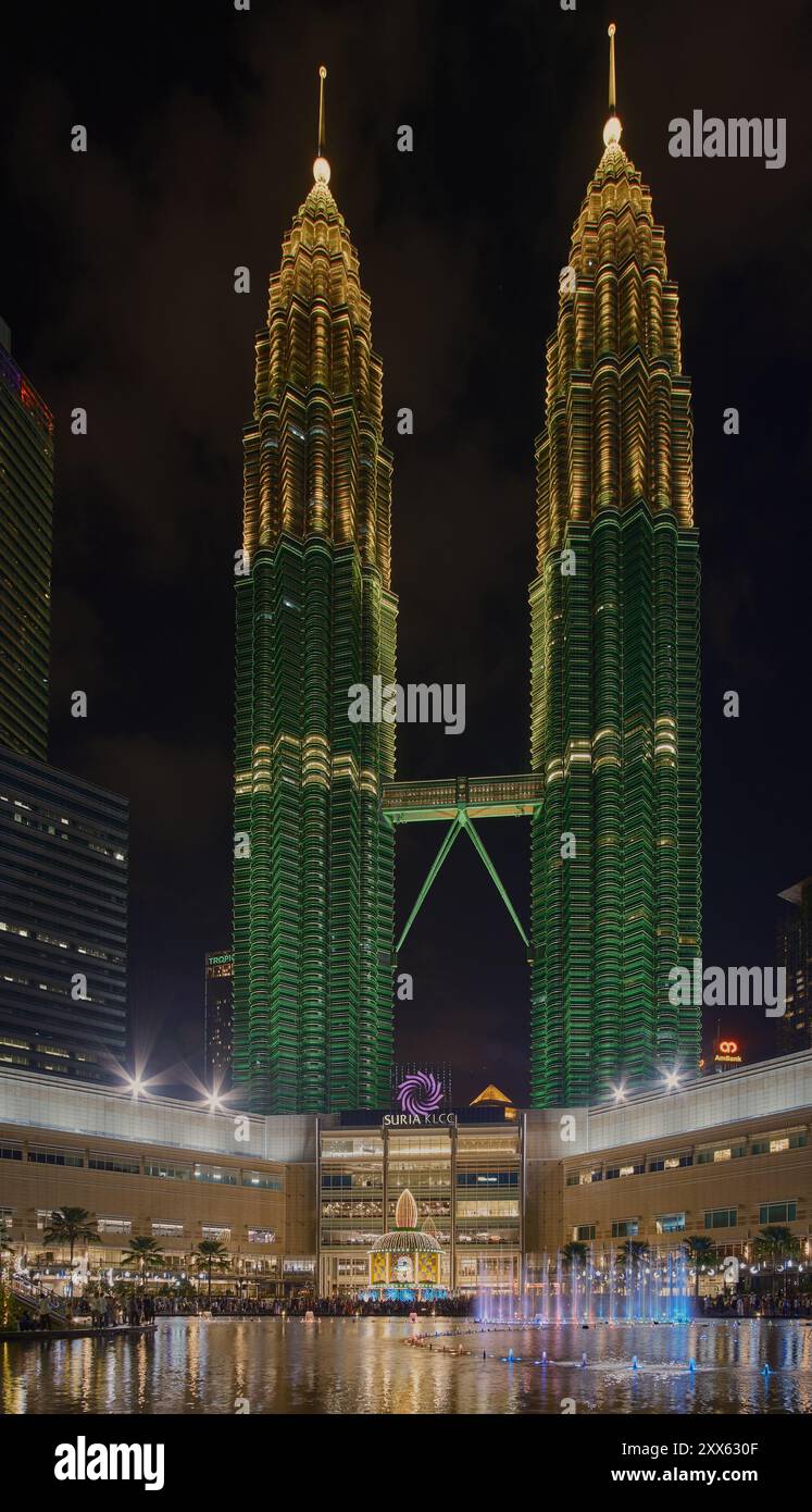 Esplanade (Lake Symphony) im KLCC Park, vor Suria KLCC, Kuala Lumpur Malaysia, ein 6-stöckiges Einkaufszentrum am Fuße der Petronas Twin Towers Stockfoto