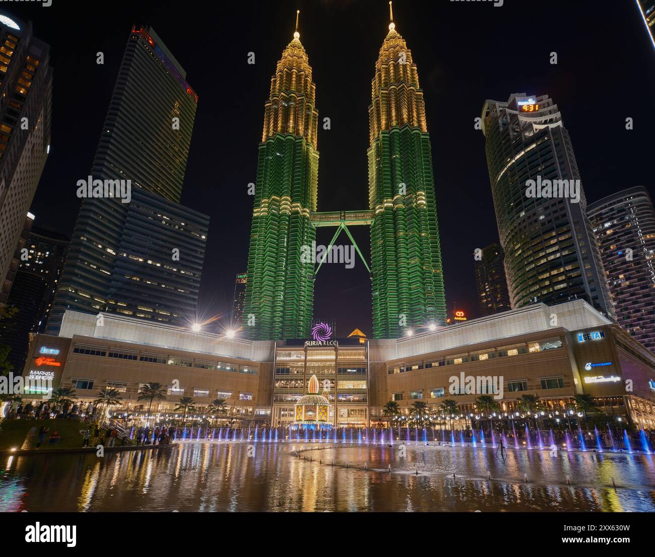 Esplanade (Lake Symphony) im KLCC Park, vor Suria KLCC, Kuala Lumpur Malaysia, ein 6-stöckiges Einkaufszentrum am Fuße der Petronas Twin Towers Stockfoto